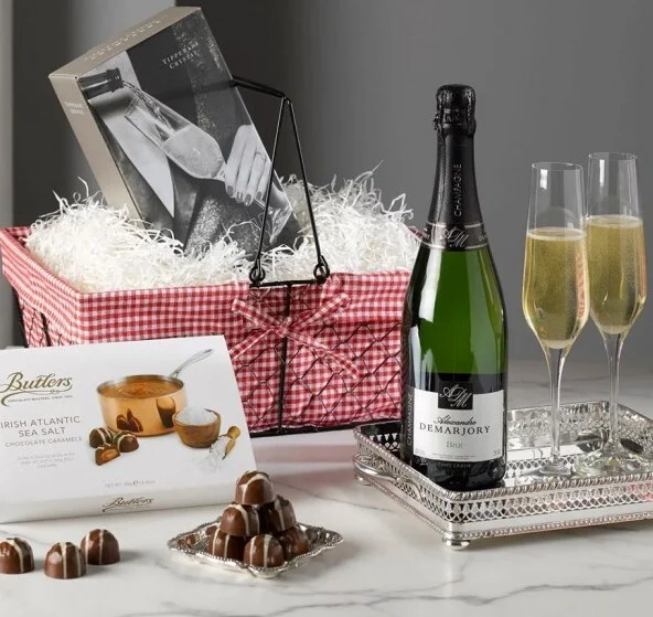 sparkling-celebrations-champagne-gift-set-estonia-651x800llkj sparkling-celebrations-champagne-gift-set-estonia-651x800llkj